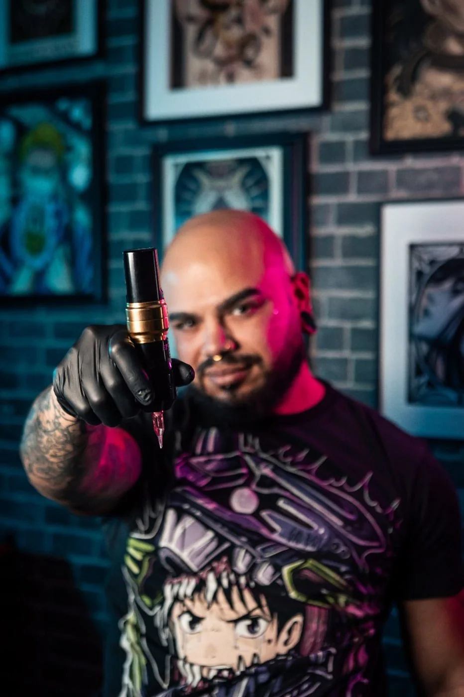 Lemon Tattoos segurando máquina de tatuagem